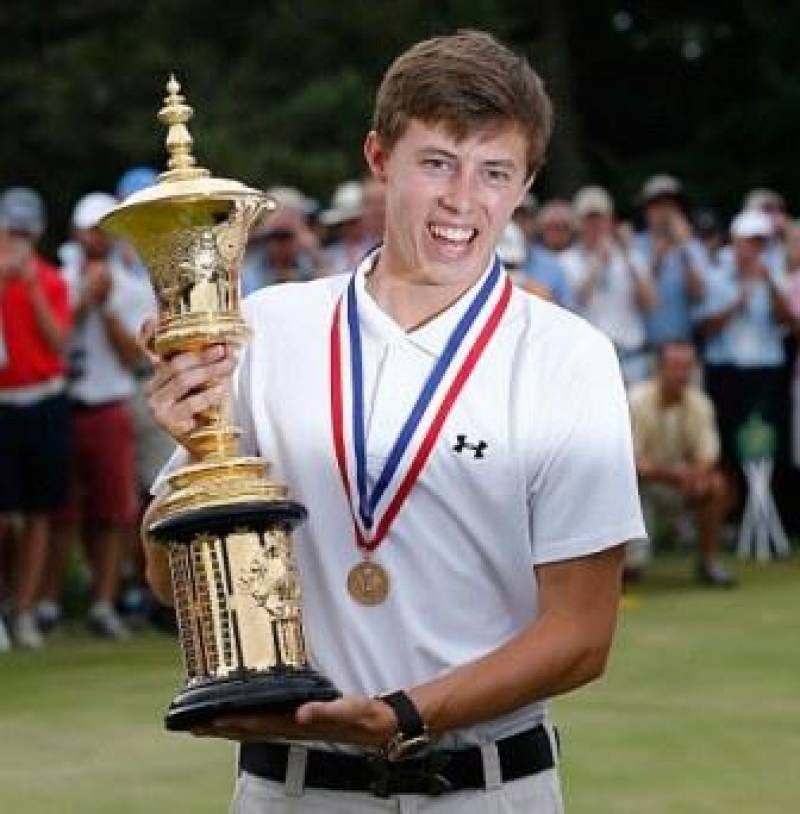 Matt Fitzpatrick holds the US Amateur Trophy aloft at &#039;The Country Club in Brookline.