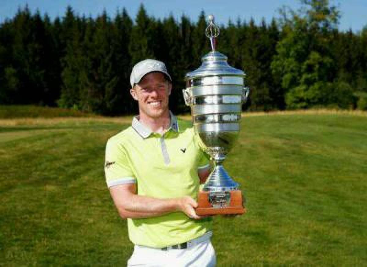 David Horsey with the 2014 M2M Russian Open trophy following his play off success